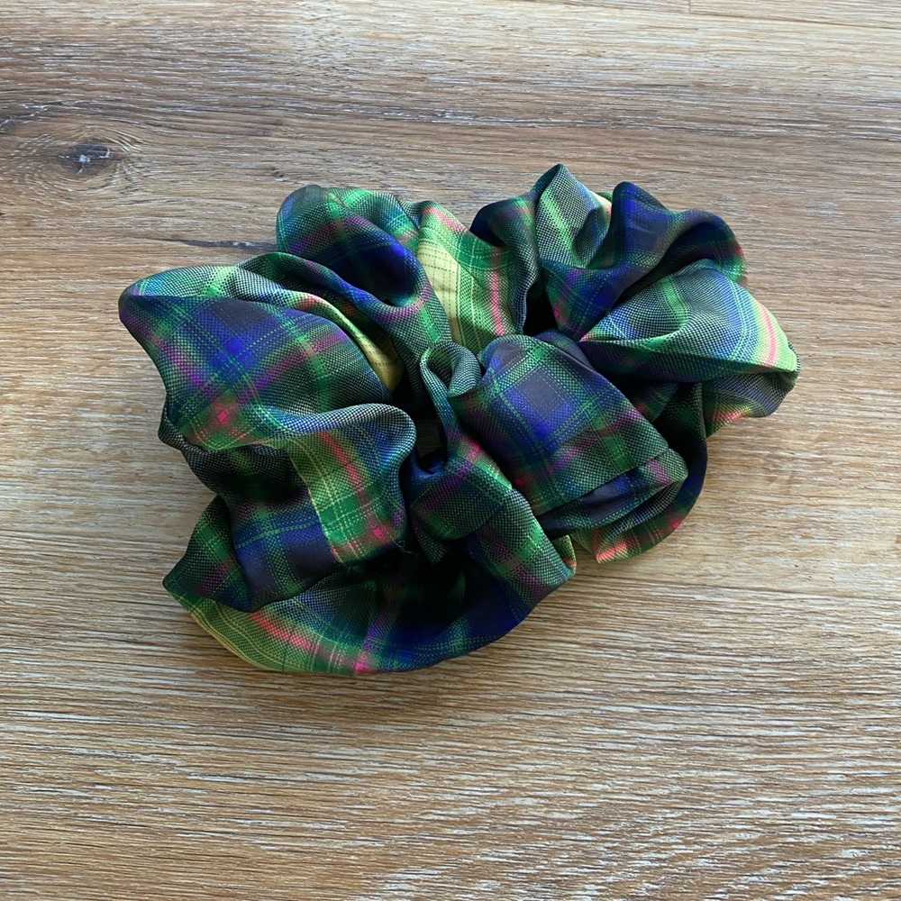 ⚠️‼️Urban Outfitters plaid scrunchie